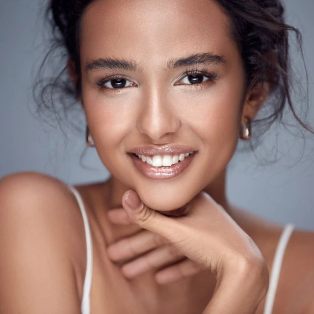 Chica joven sonriente posando a la cámara