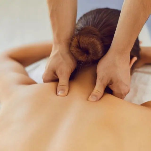 Mujer recibiendo masaje en el cuello